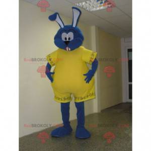 Blauw konijn mascotte gekleed in geel. Groot konijntje -
